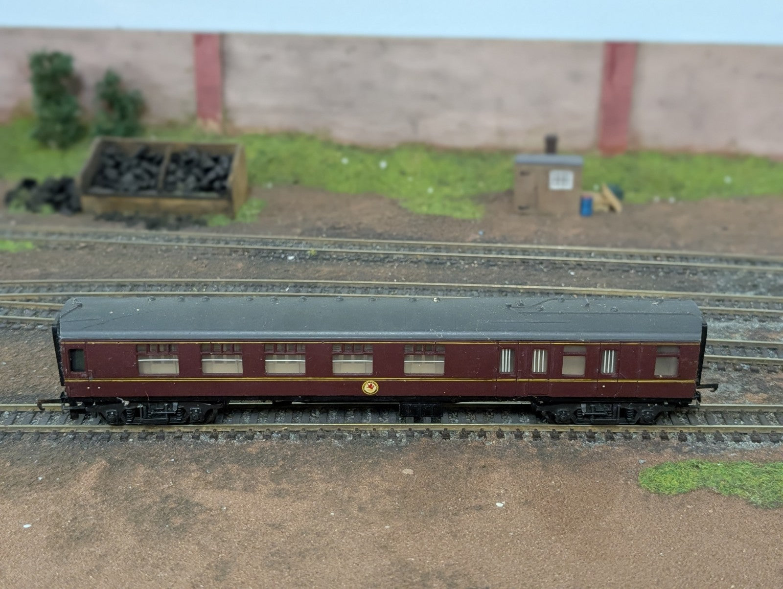 Trix LMS Coach In BR Maroon OO Gauge