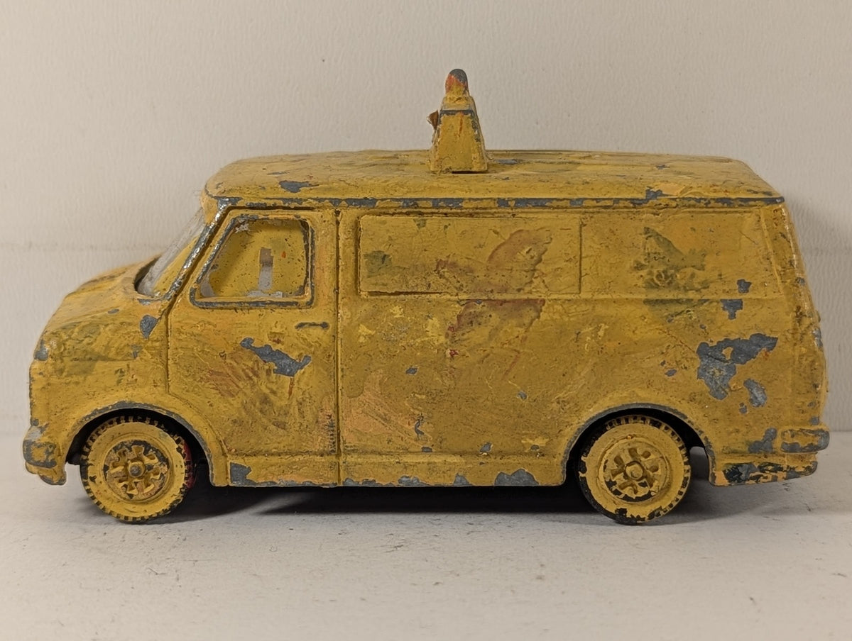 Dinky Toys 1:43 Bedford Van Die-cast Van VAM 27K Yellow