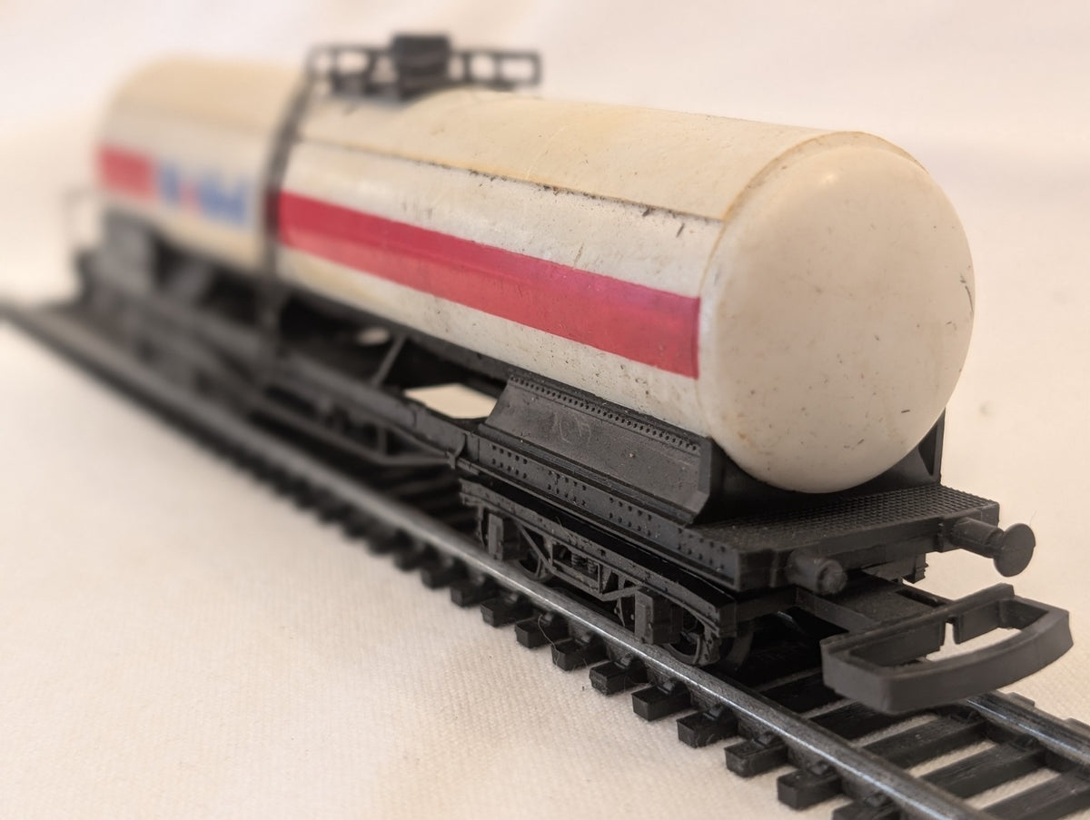 Lima 302903 HO Scale Mobil Oil Single Dome Tank Wagon