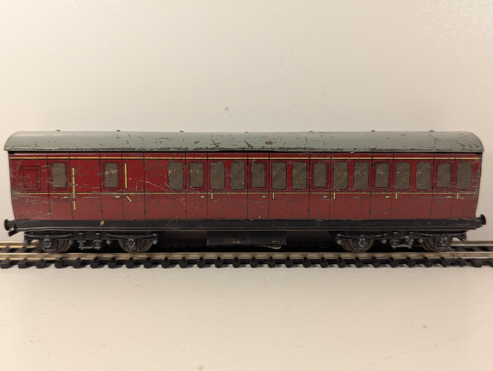 Hornby Dublo BR Maroon Suburban Tinplate Coach OO Gauge - Chipped Paint