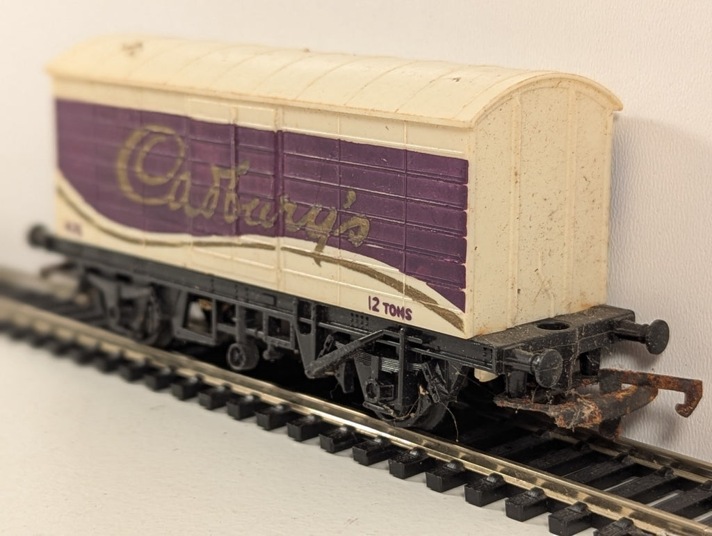 Hornby R109 OO Gauge Cadbury’s Closed Van