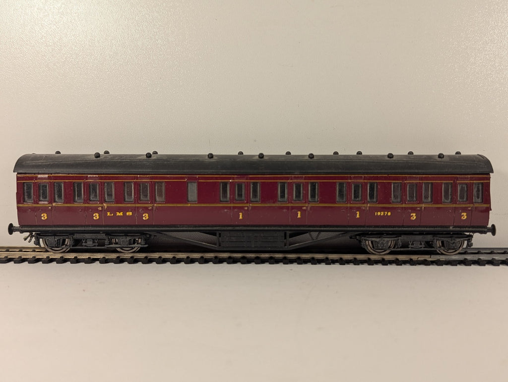 Airfix OO Gauge LMS Non-Corridor Composite Coach Passenger Coach 19278