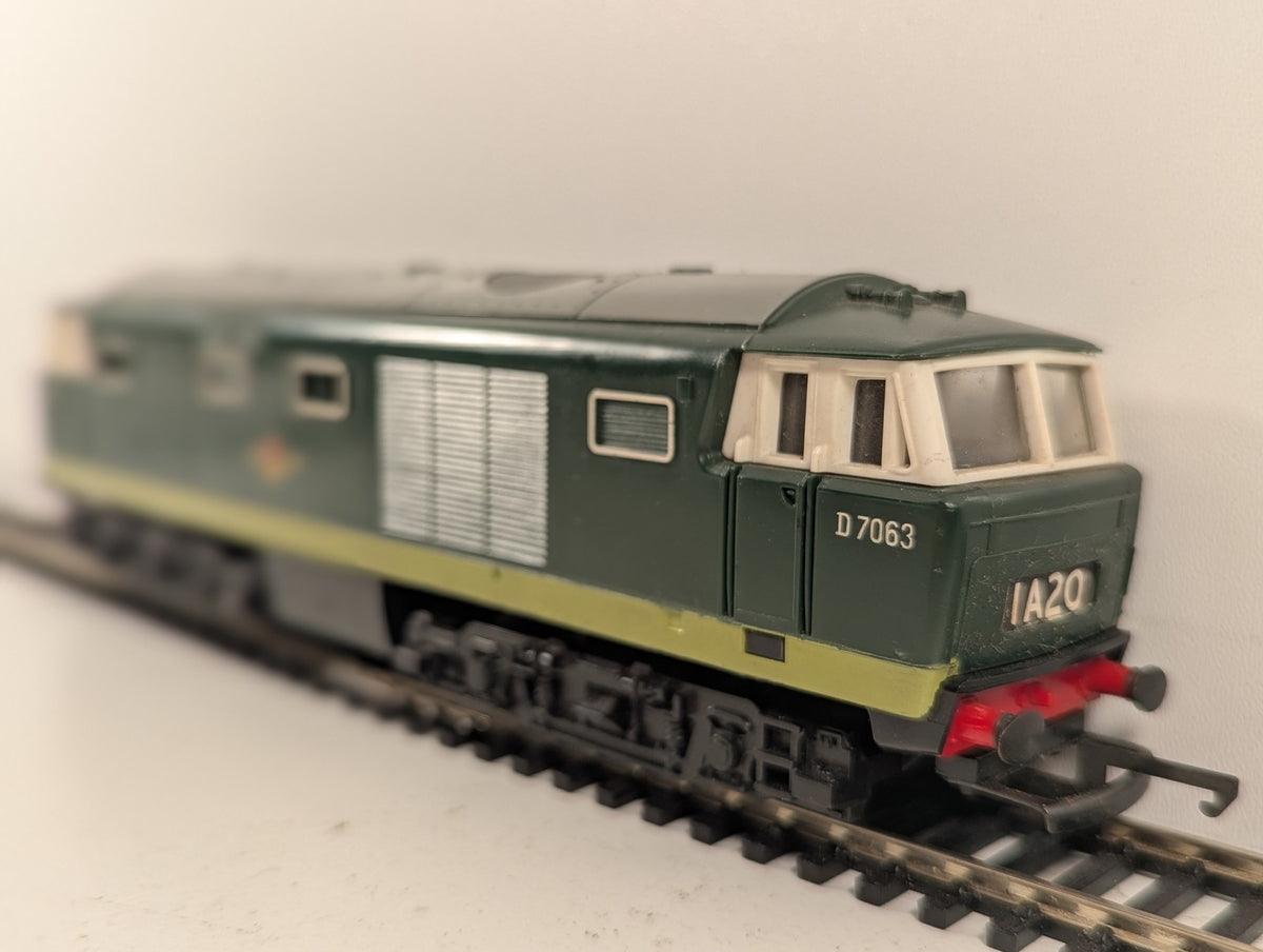 Tri-ang Hornby OO Gauge Class 35 Hymek Locomotive D7063 BR Green R758