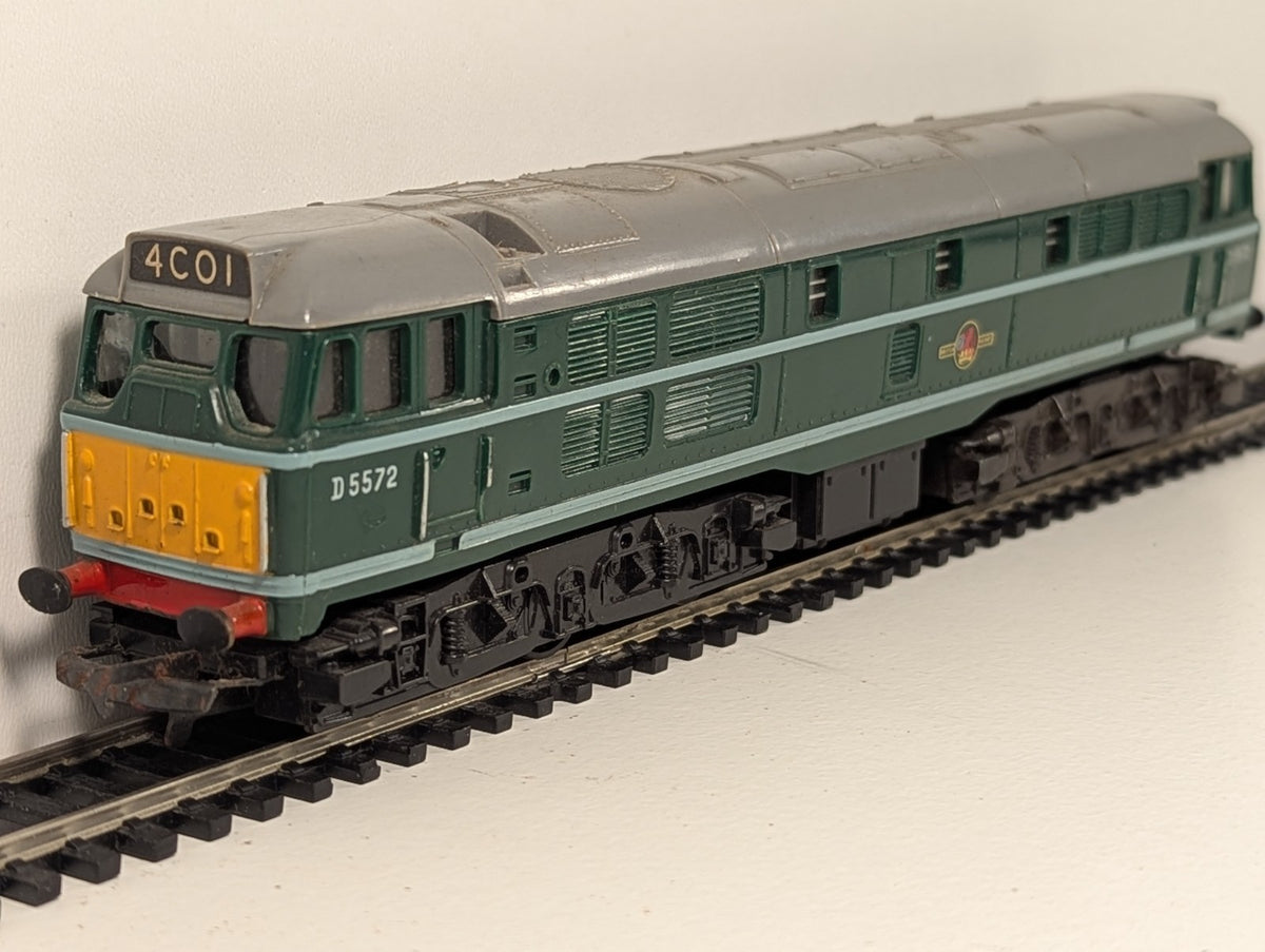 Tri-ang OO Gauge R357 Class 31 D5572 BR Green Diesel Locomotive