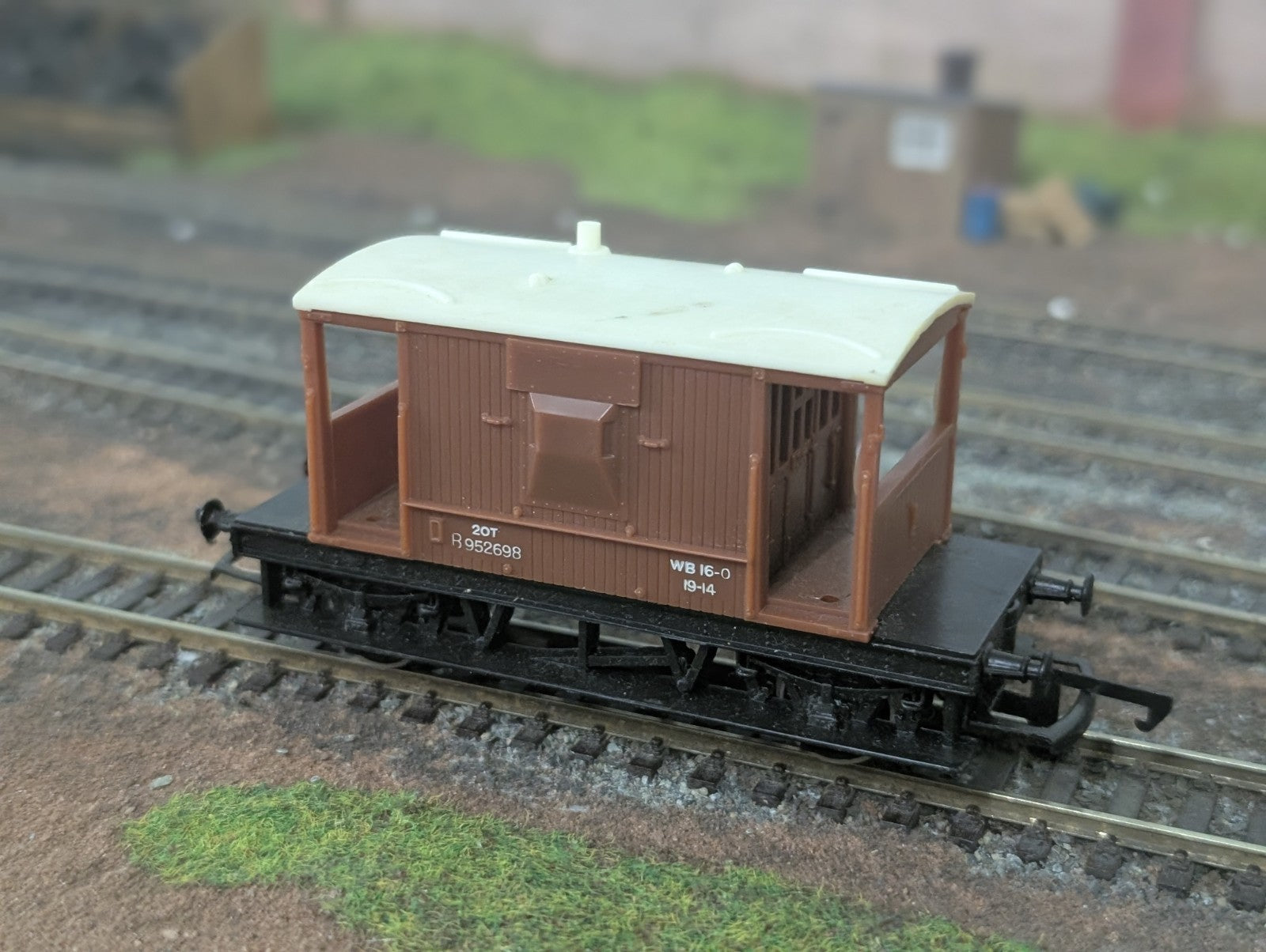 Tri-ang R16C B.R 20 Ton Brake Van B952698