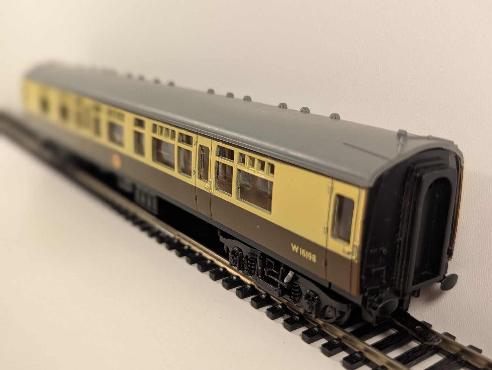 Trix OO Gauge BR Mk1 Composite Corridor Coach – W16198