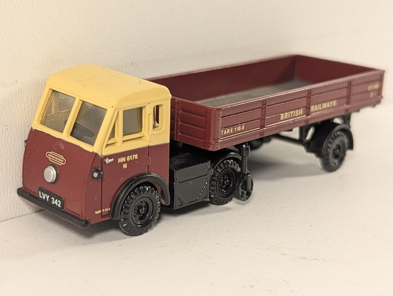 Classix OO Gauge Scammell Scarab with Dropside Trailer Die-cast Model Vehicle