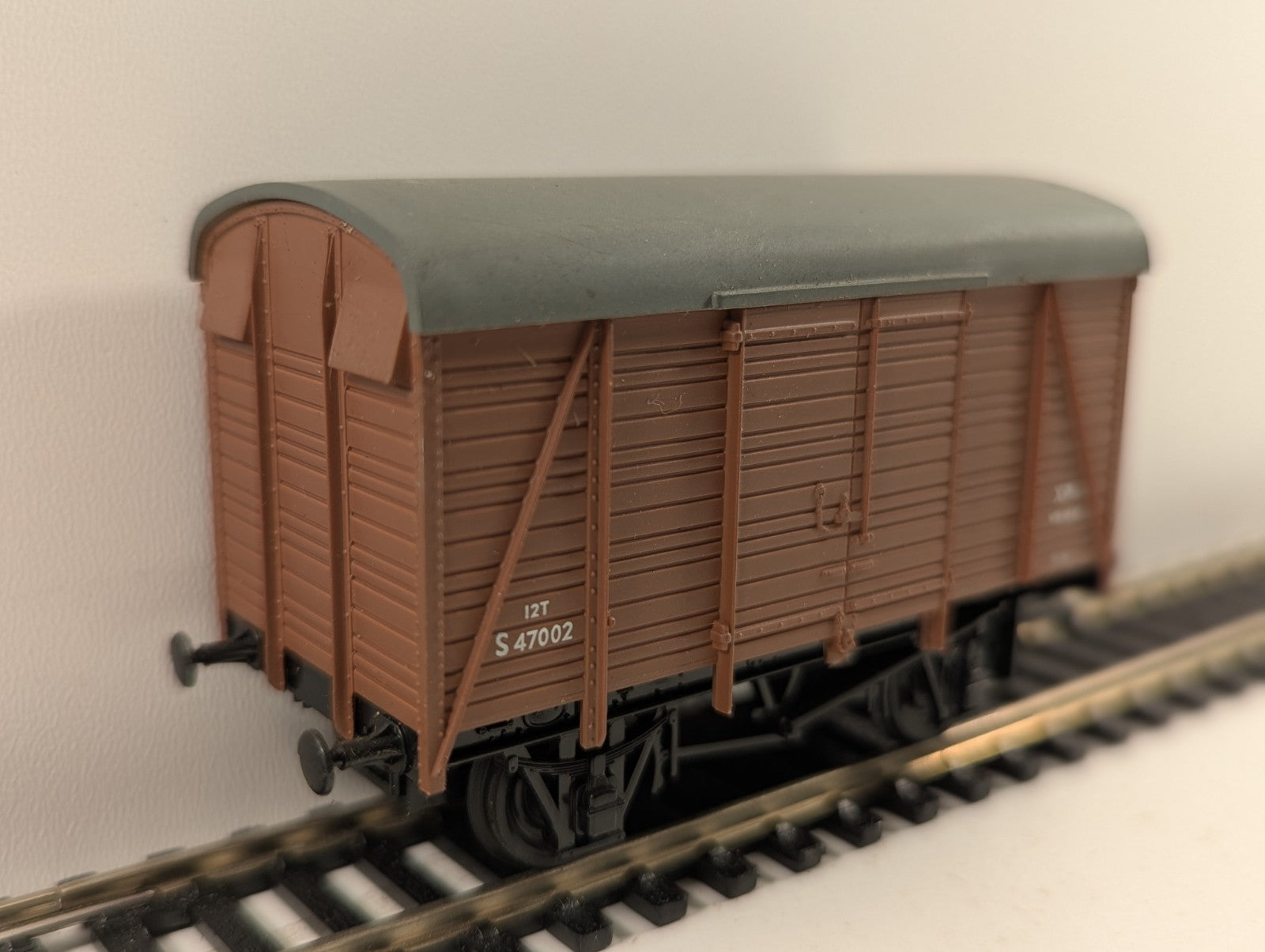 Mainline OO Gauge BR (SR) Brown Ventilated Van
