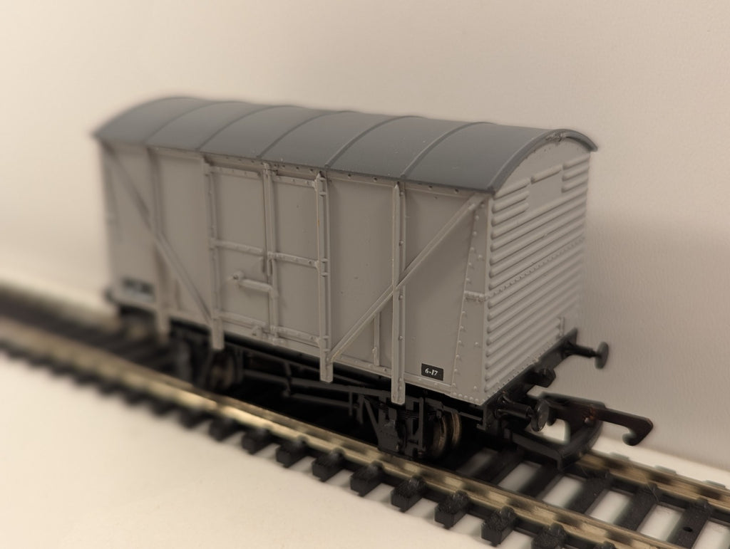 Dapol B108 BR 12 Ton Vent Van B753498 OO Gauge Grey Livery