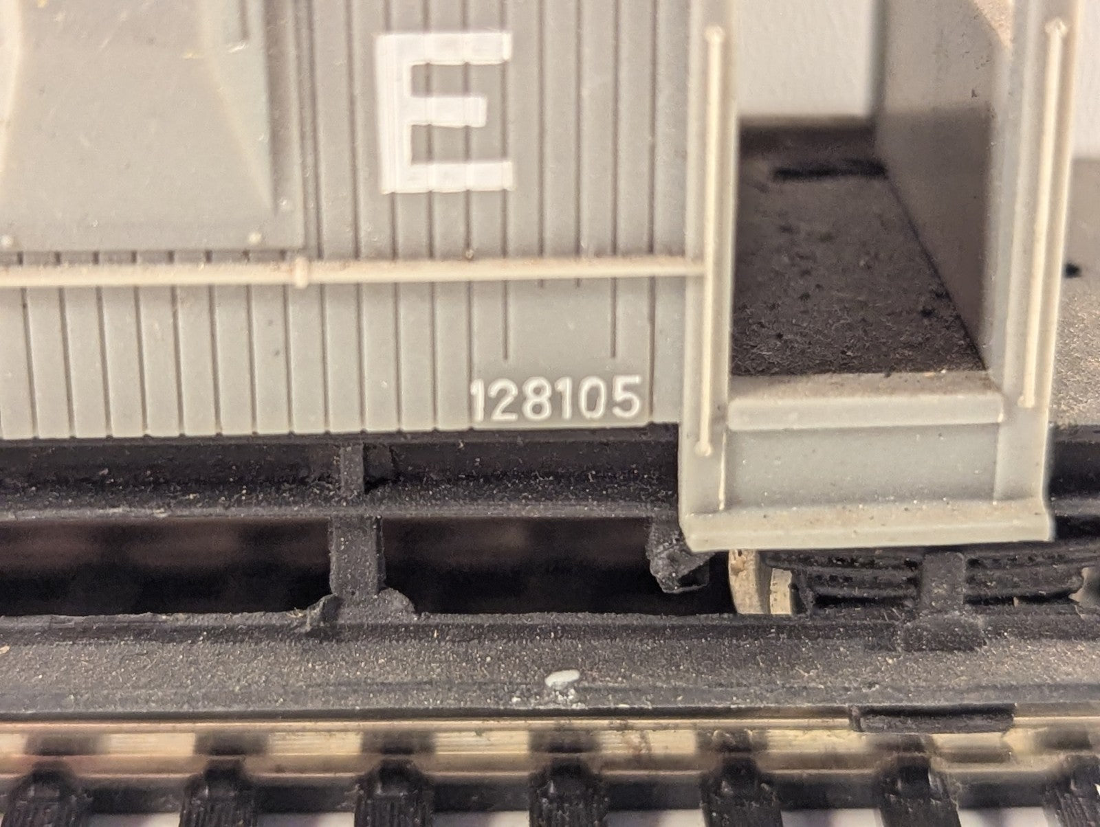 Wrenn OO Gauge NE 20 Ton Brake Van 128105 NE Grey W5005