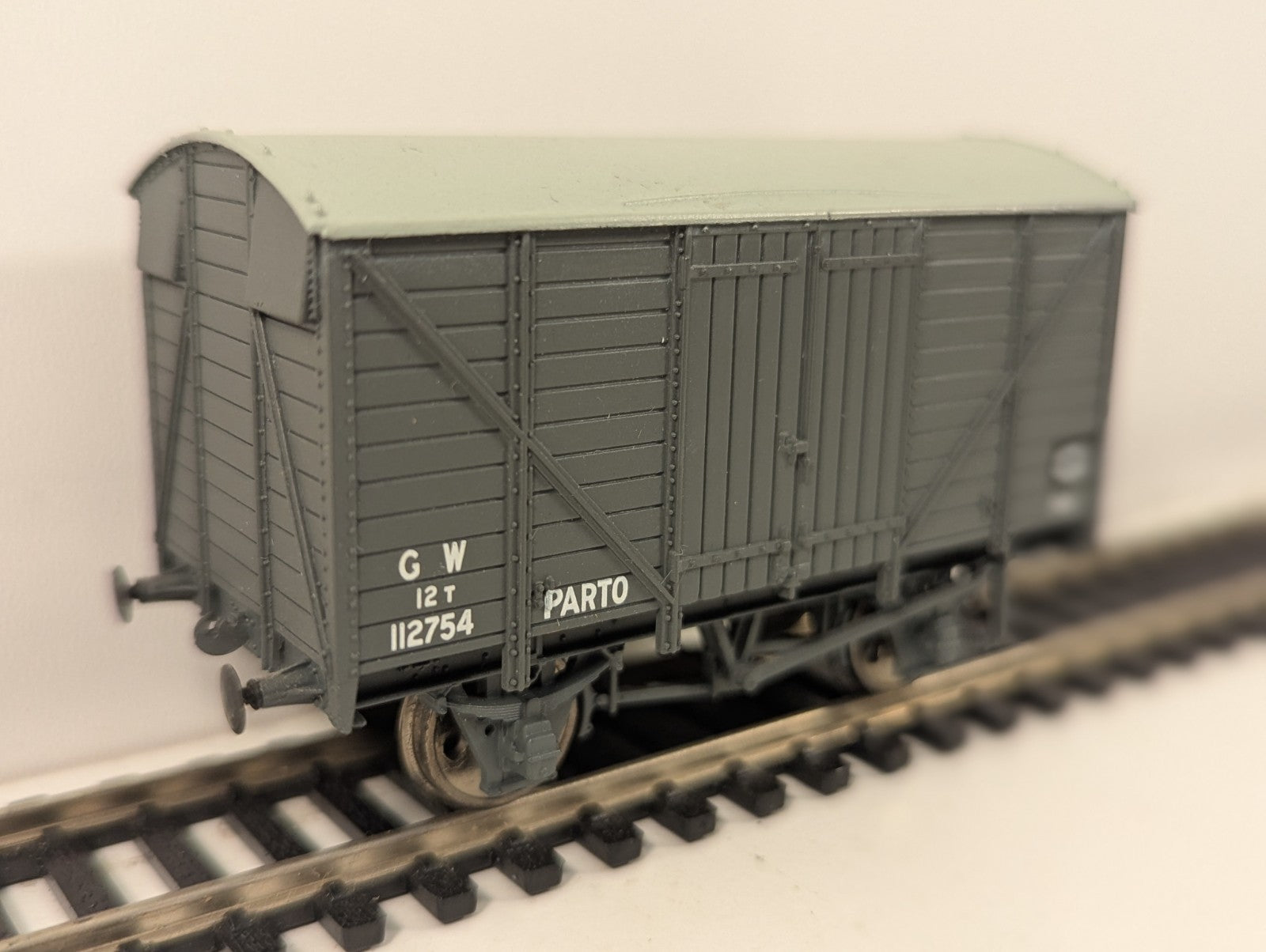 Bachmann OO Gauge GWR 12T Ventilated Van Parto Grey