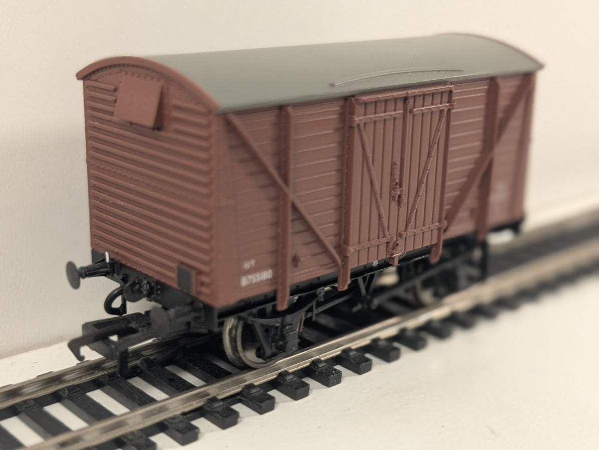 Bachmann 38-161 OO Gauge 12-Ton Planked Vent Van B755180 – BR Bauxite (Late)