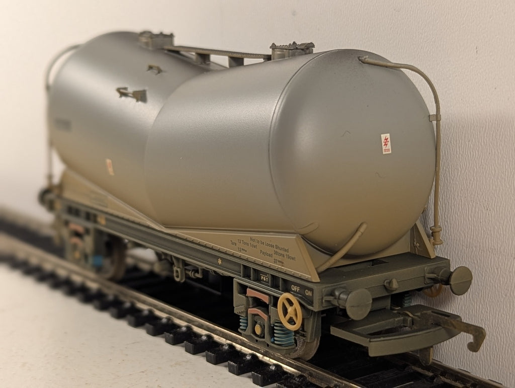 Hornby OO Gauge PCA Bulk Powder Wagon Goods Wagon 9200 Grey