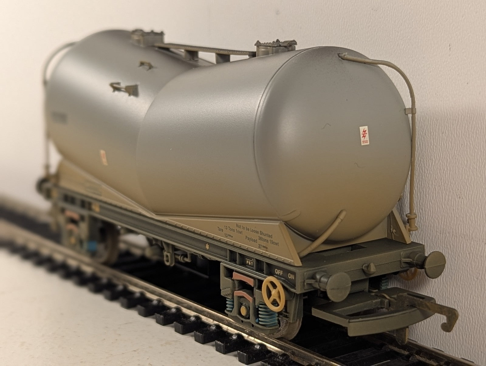 Hornby OO Gauge PCA Bulk Powder Wagon Goods Wagon 9200 Grey