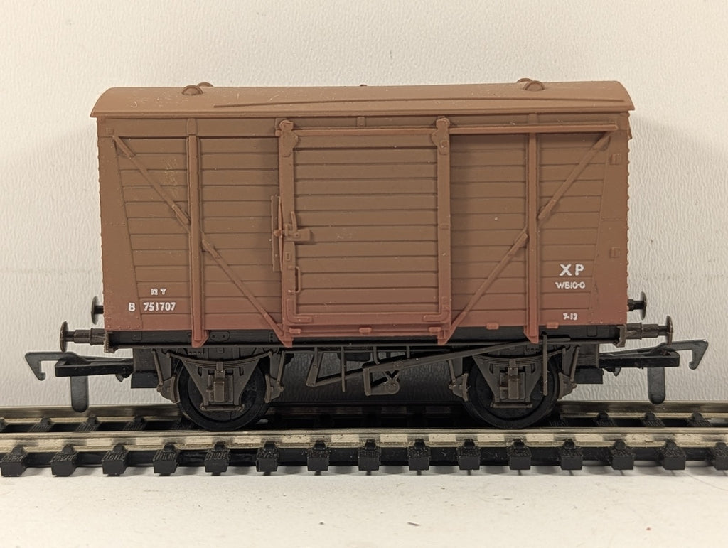 Airfix OO Gauge BR 12T Ventilated Van Goods Wagon B751707 BR Bauxite 54313