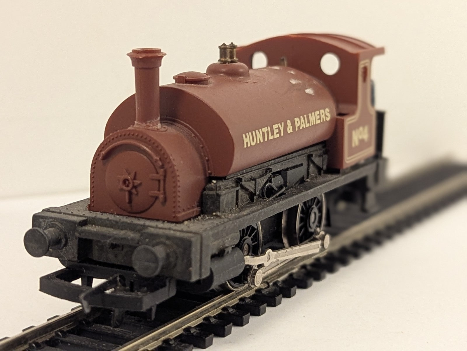 Hornby OO Gauge Holden Class 101 0-4-0ST Locomotive Huntley & Palmer