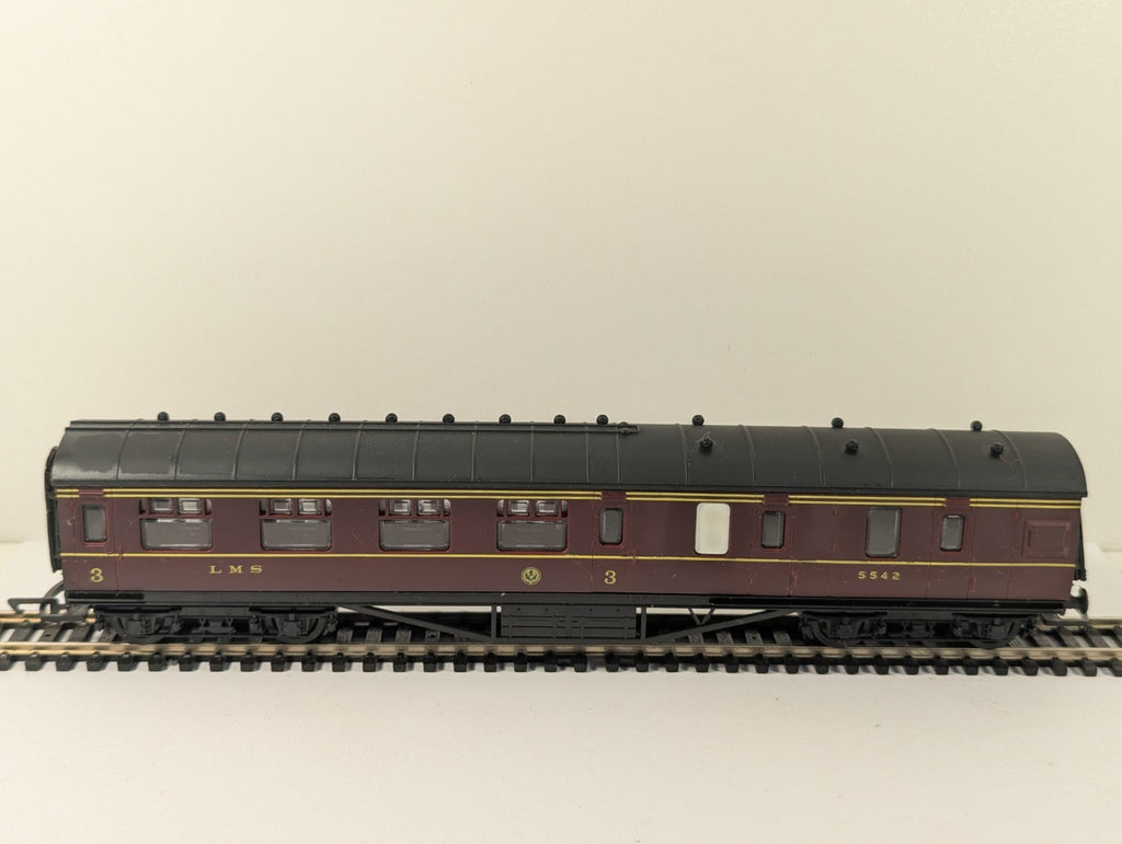 Airfix 54204-7 OO Gauge LMS 57ft Brake 3rd Corridor Coach Boxed