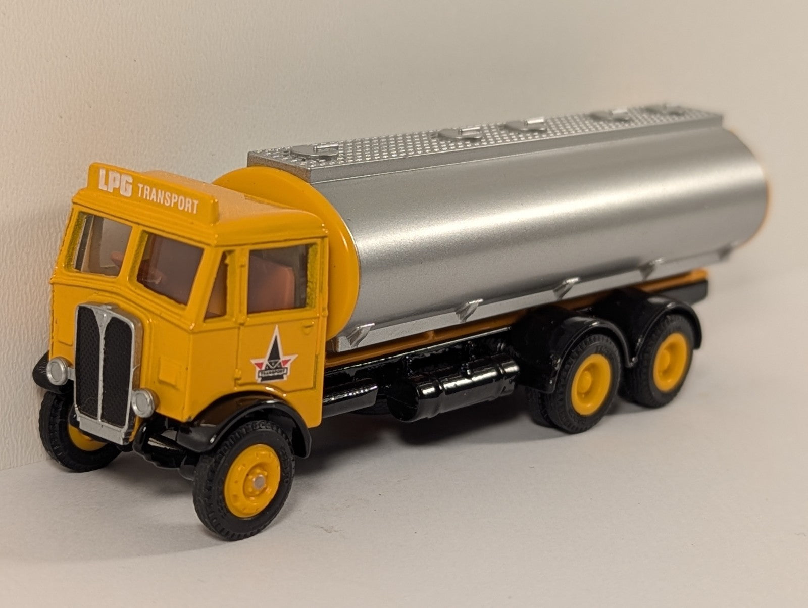 Exclusive First Editions (EFE) AEC Mammoth Tanker – LPG Transport Livery – 1:76