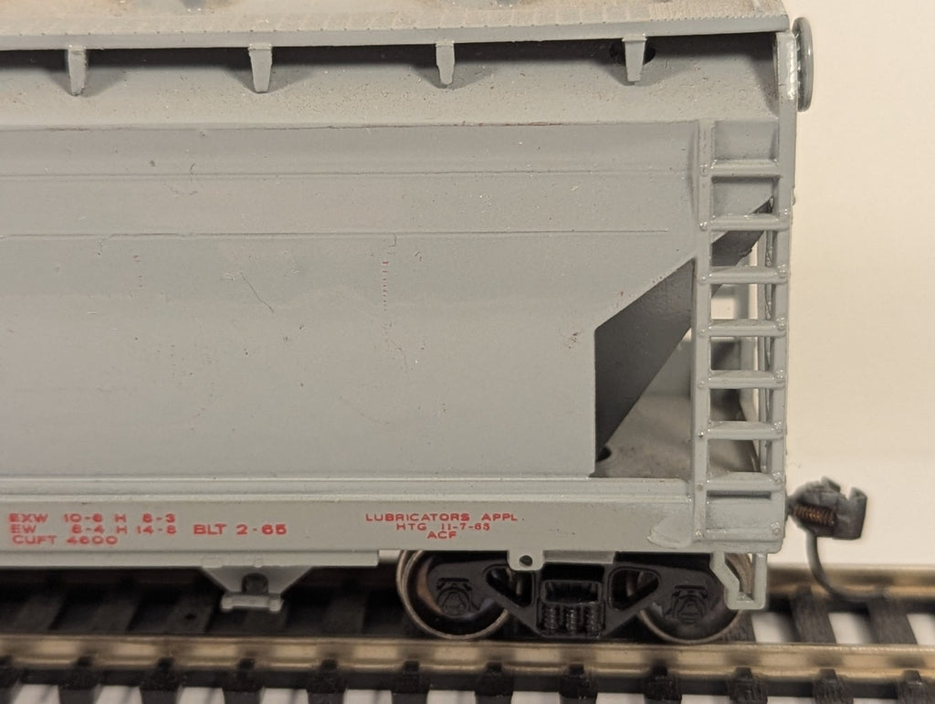 Bachmann 17513 HO Gauge ACF Center Flow Covered Hopper – Repainted