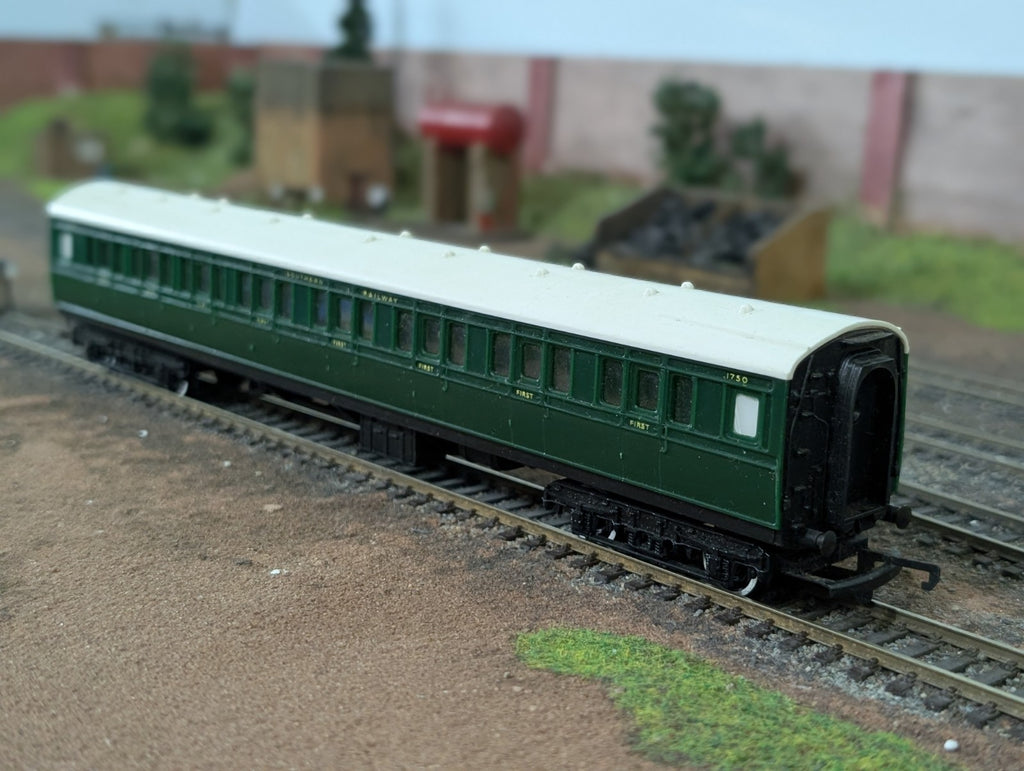 Tri-ang/Hornby R750 OO Gauge SR Caledonian Brake Coach No. 1750 - Boxed