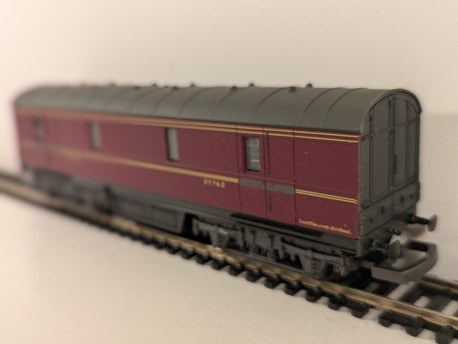Lima 305358 LMS Maroon GUV Bogie Parcels Van OO Gauge Boxed
