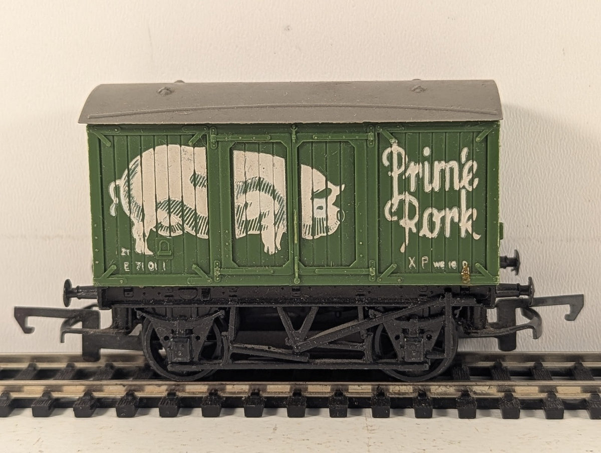 Hornby OO Gauge Prime Pork Ventilated Van Goods Wagon E71011 Prime Pork Green