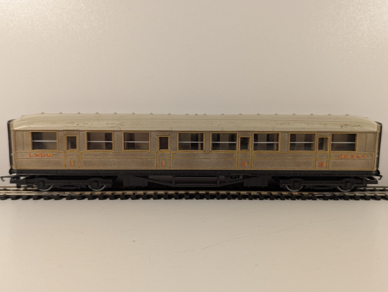 Hornby R435 LNER Gresley Composite Coach 22357 – OO Gauge