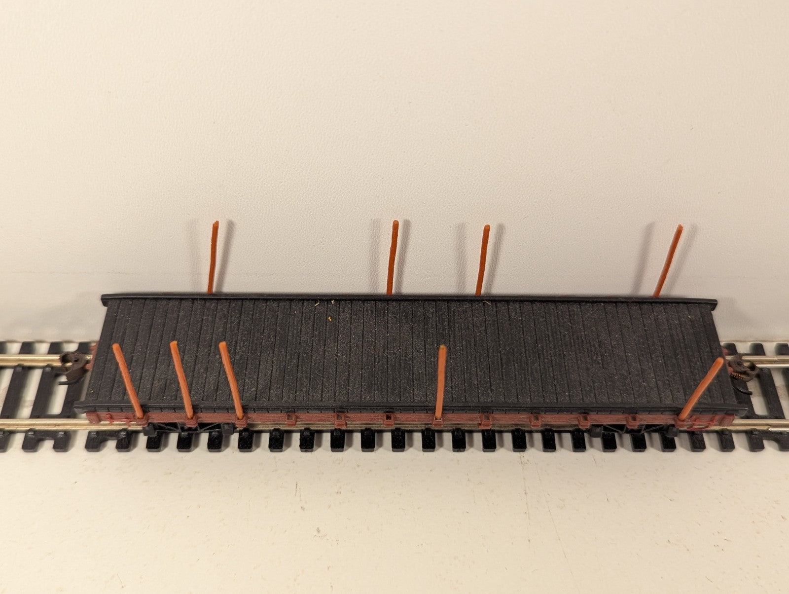 Bachmann HO Gauge Red Flatbed Log Wagon missing skeletal pillars