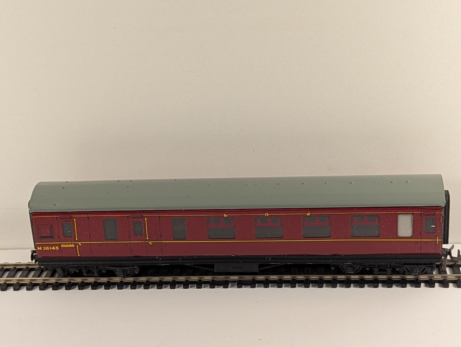 Hornby-Dublo LMS Stanier Brake Third Coach M26143 BR Maroon - Boxed