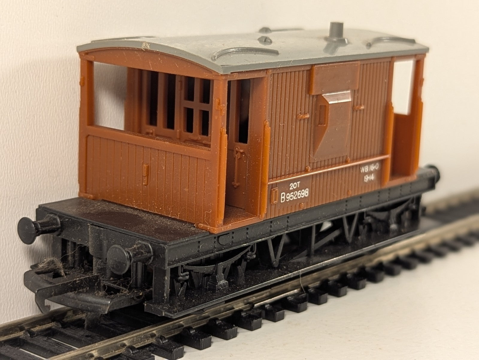 Tri-ang Hornby R636 OO Gauge BR Brake Van - Boxed but box is damaged