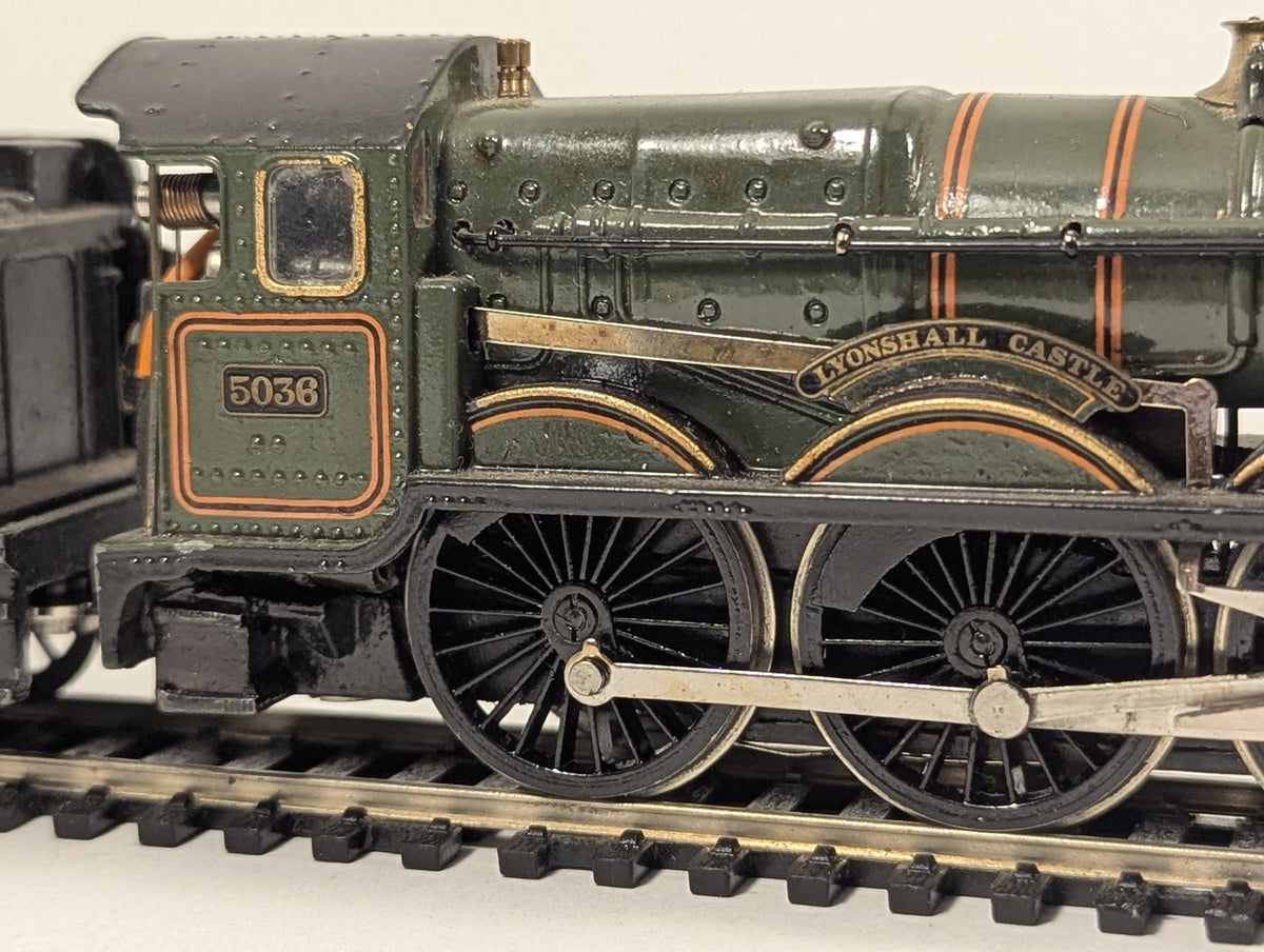 Wrenn OO Gauge Castle Class 4-6-0 5038 'Lyonshall Castle' Steam Locomotive