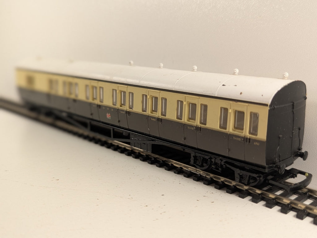 Hornby R4030D OO Gauge GWR Suburban B Composite Brake Coach