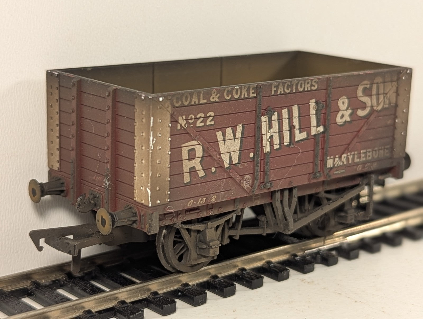 Bachmann Branchline 37-162 8 Plank Wagon “R.W. Hill & Son” Weathered