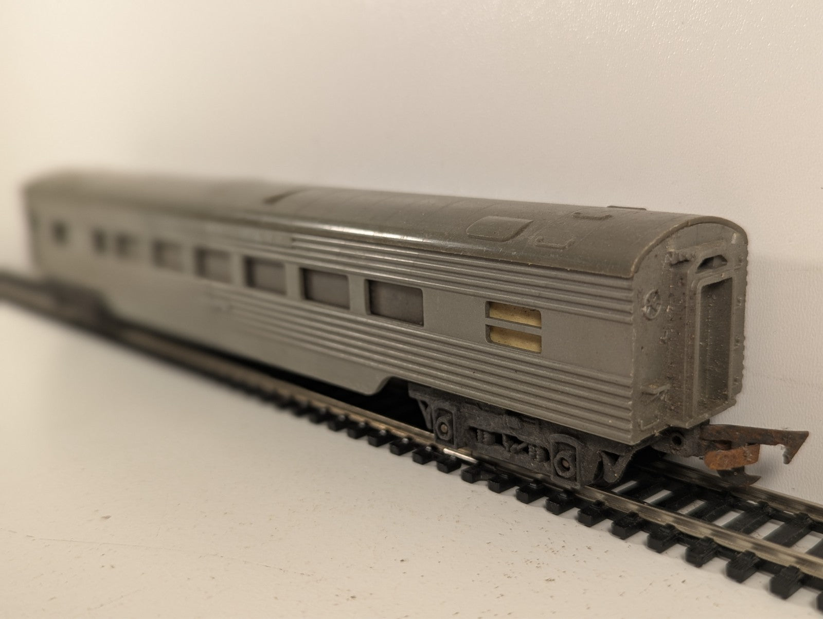 Tri-ang R25 OO Gauge Transcontinental Series Passenger Coach - Damaged decals