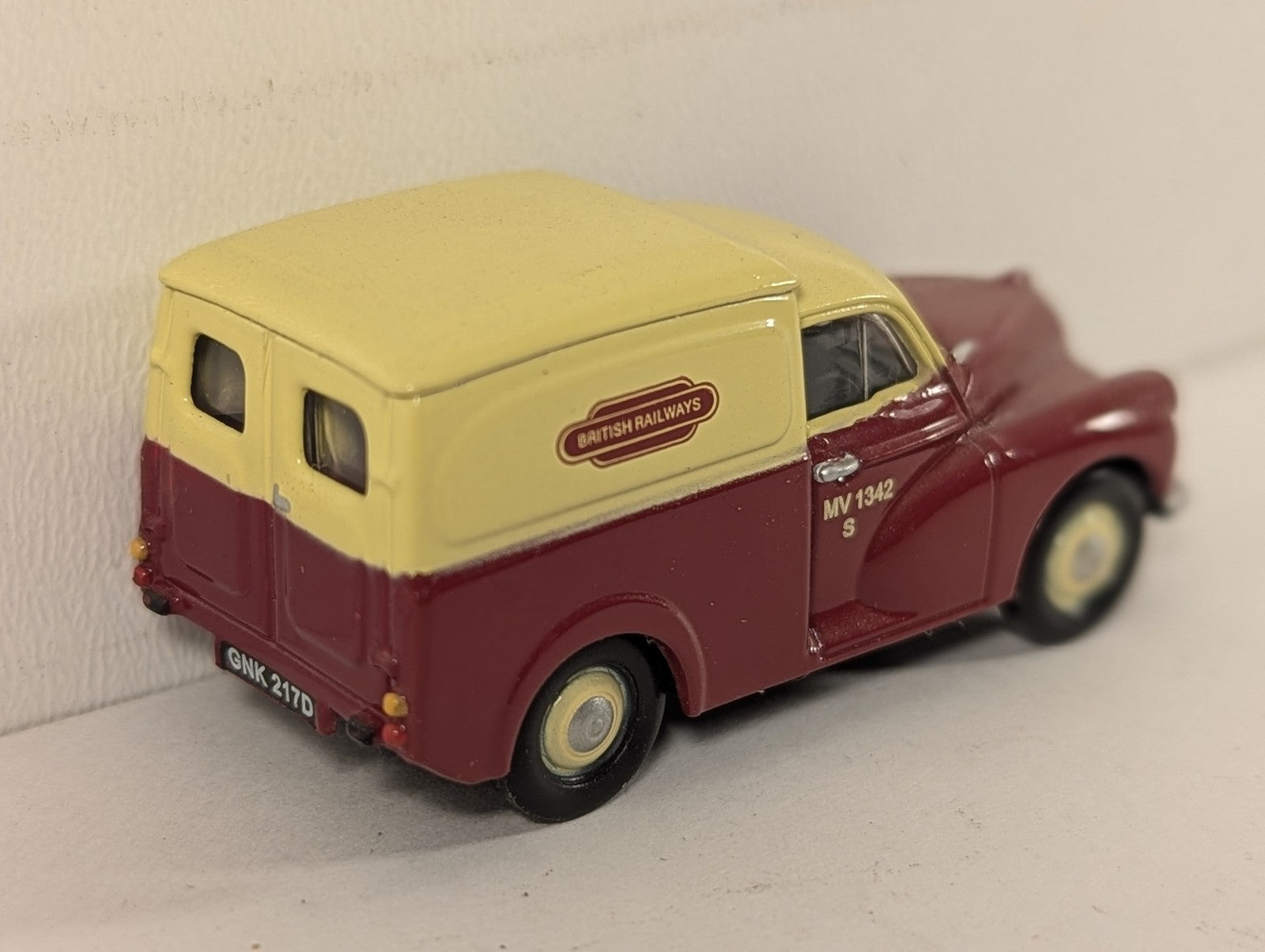 Classix 1:76 Scale / OO Gauge Morris Minor Van Road Vehicle MV 1342 S
