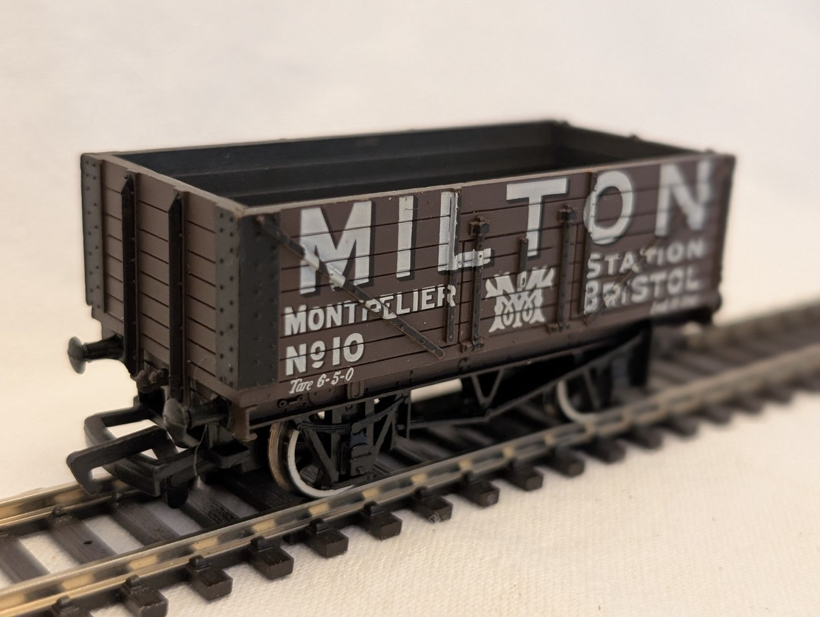 Bachmann OO Gauge 7 Plank Wagon 'Milton' Goods Wagon 10 Milton Brown
