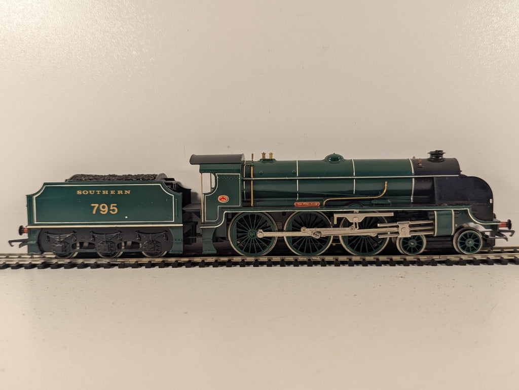 Hornby OO Gauge King Arthur Class 'Sir Dinadan' Steam Locomotive 79