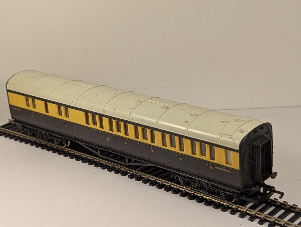 Hornby OO Gauge GWR Clerestory Brake Third Class Coach model on railway tracks