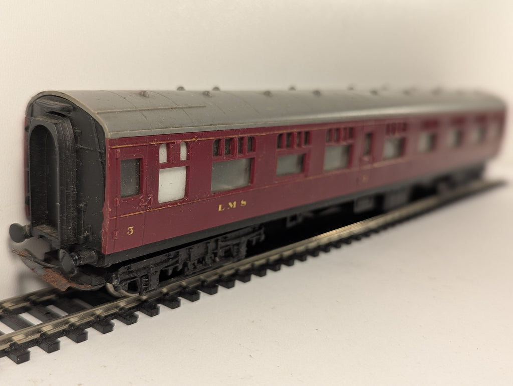 Hornby OO Gauge LMS Composite Coach Railway Coach 2257 LMS Crimson Lake