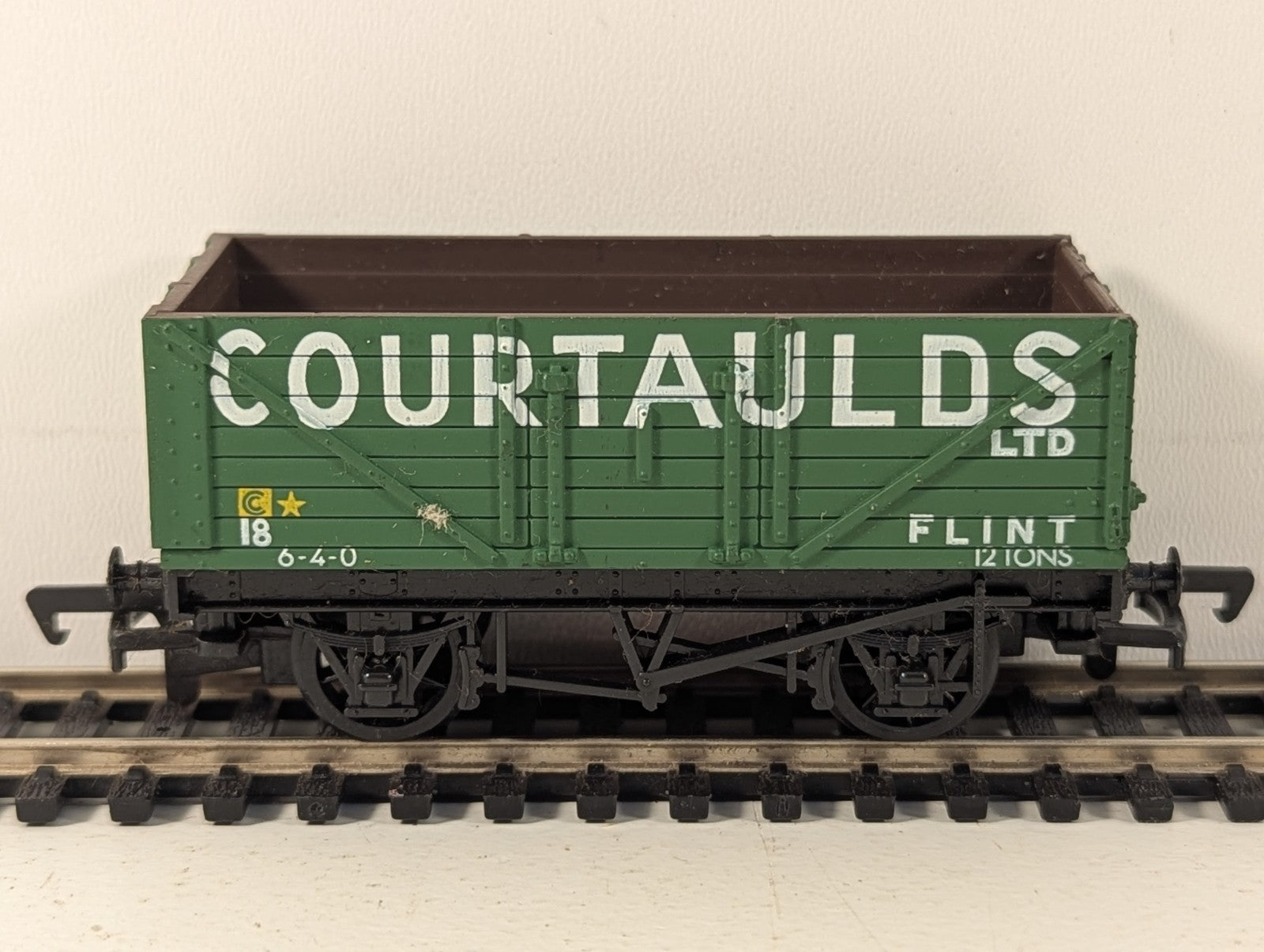 Mainline Courtaulds Ltd. Flint No.18 7 Plank Open Wagon OO Gauge - Boxed