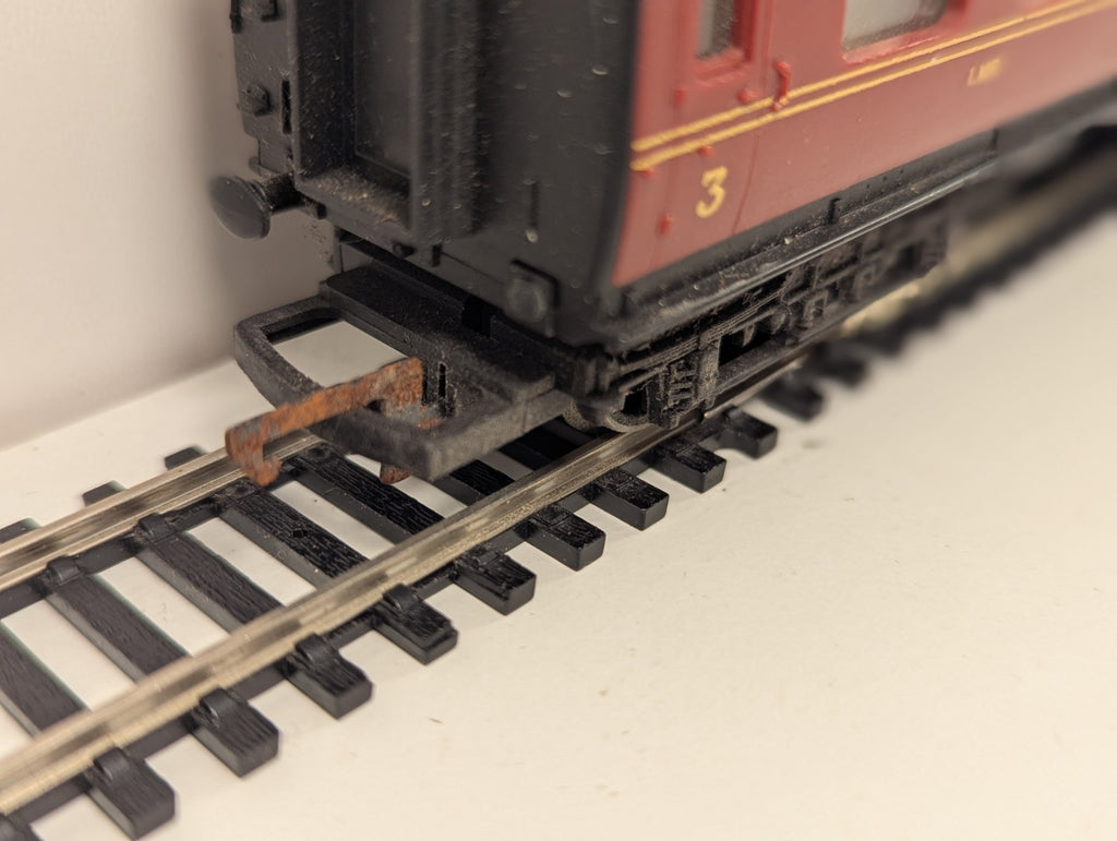 Hornby R.475 OO Gauge LMS Brake 3rd No. 5644 – Damaged