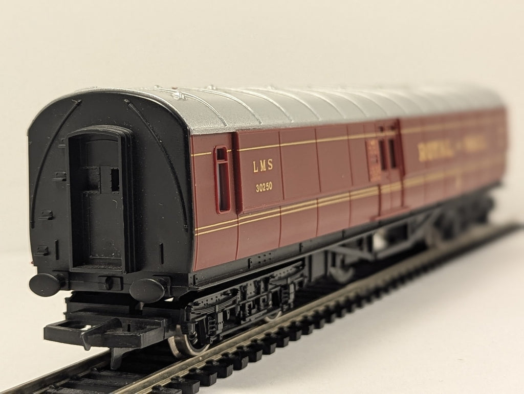Hornby OO Gauge Operating Royal Mail Coach Passenger Coach 30250 LMS Maroon