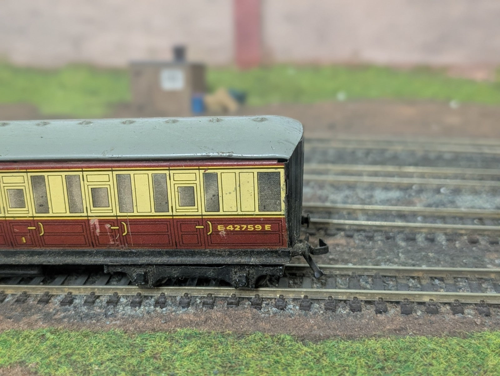 Hornby Dublo 32013 LNER Gresley teak composite in BR crimson & cream E42759E