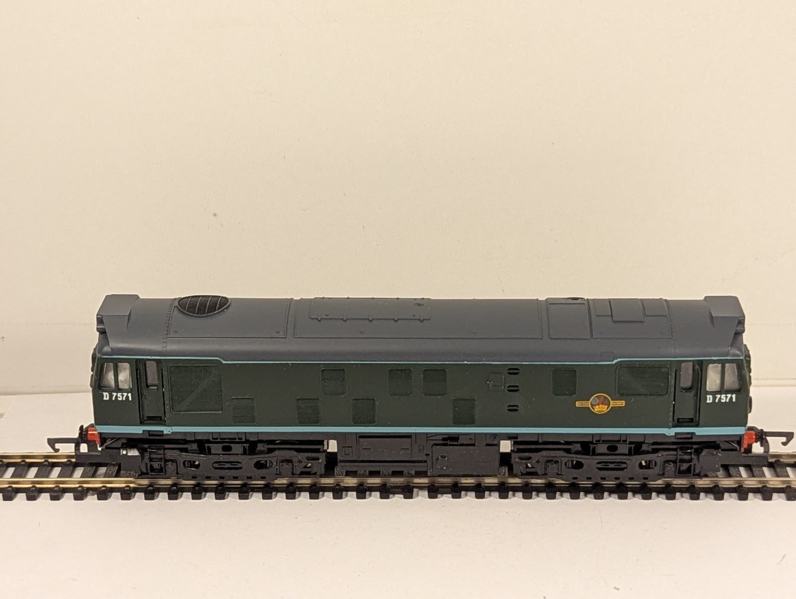 Hornby R072 BR Class 25 Bo-Bo Diesel Electric Locomotive OO Gauge Boxed