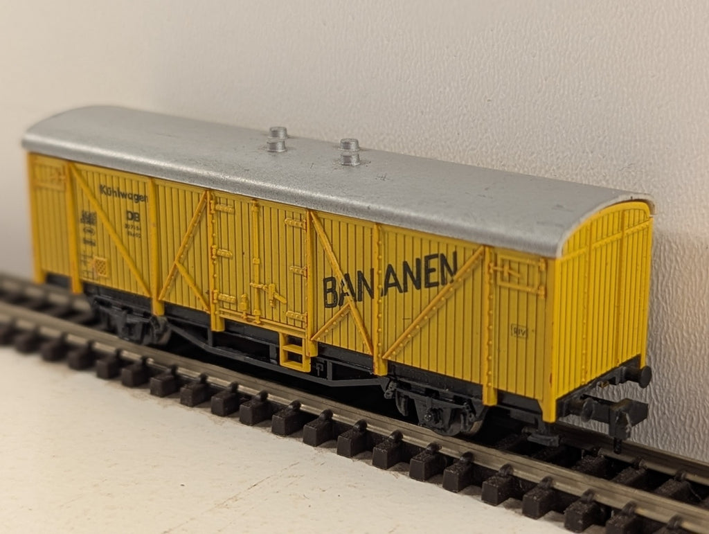 Minitrix 3166 N Gauge DB Banana Van - Broken coupler