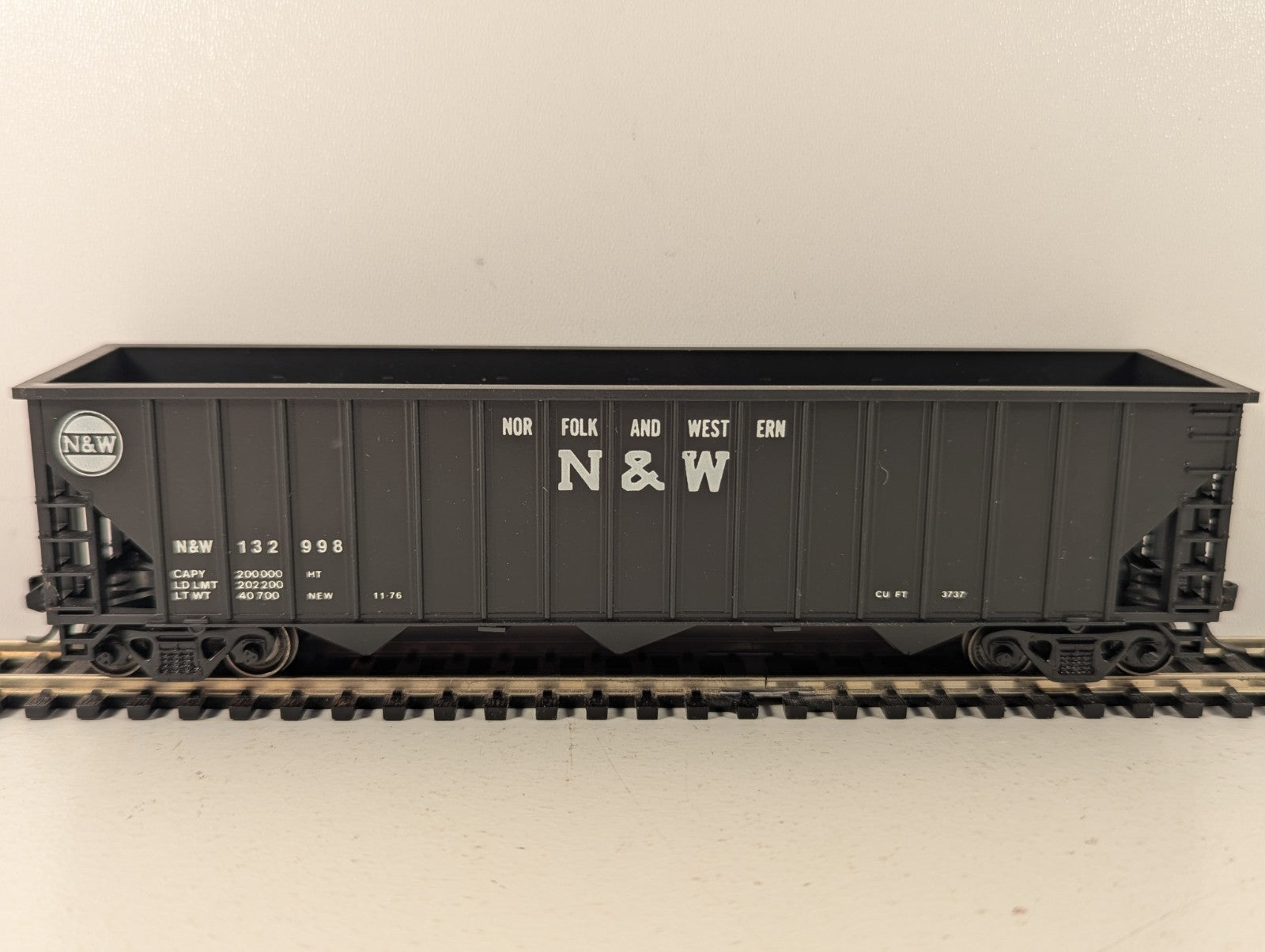 Athearn HO Gauge Norfolk & Western 3-Bay Hopper wagon 132998