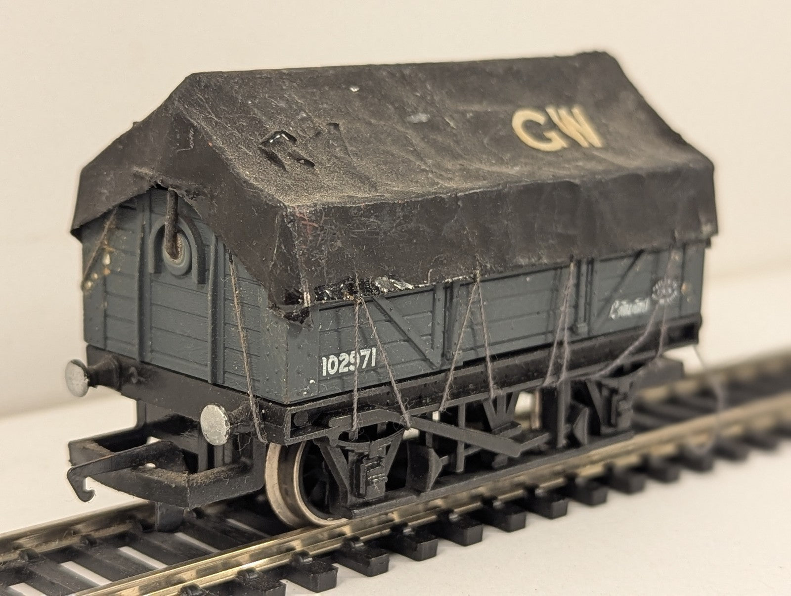 Hornby OO Gauge GWR 7-Plank Open Wagon with Custom Tarpaulin Goods Wagon 102971