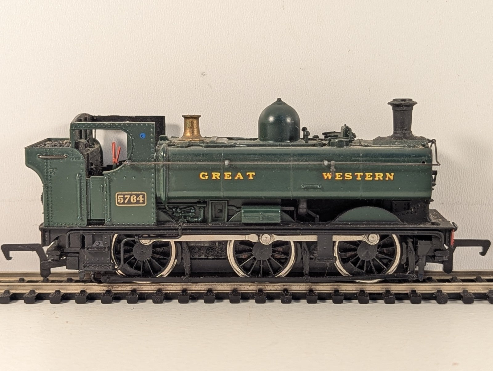 Mainline 37084 GWR Class 57XX 0-6-0PT No.5764 Pannier Tank Missing Roof