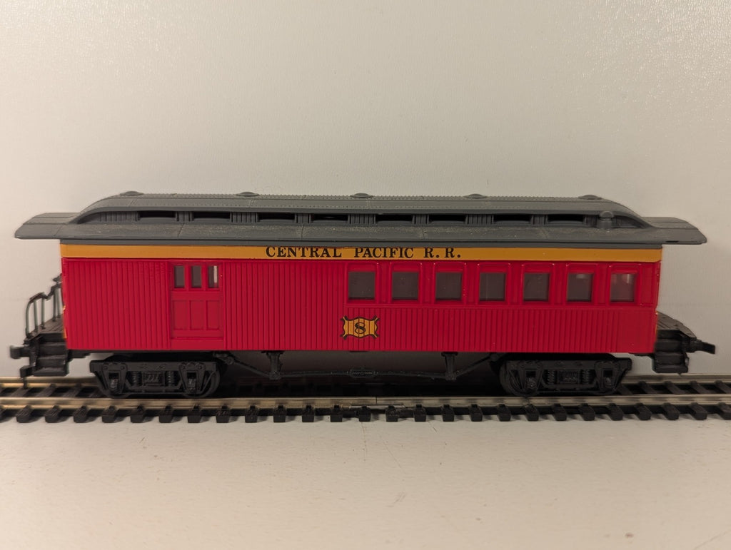 Bachmann HO Gauge Central Pacific 47ft Old Time Combine - Boxed