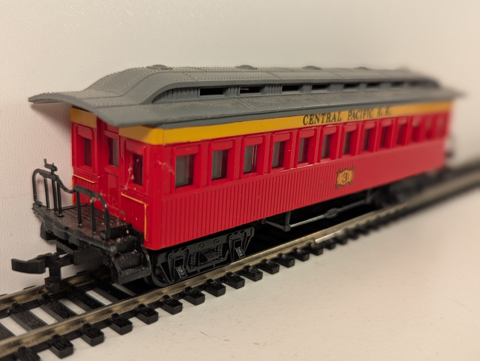 Bachmann 43-1029-24 HO Gauge Central Pacific 47ft Old Time Coach - Boxed